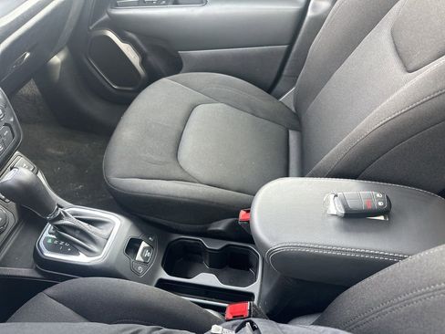 Used 2023 Jeep Renegade Latitude image 25