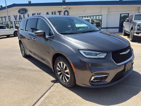 Used 2023 Chrysler Pacifica Touring-L FWD image 3