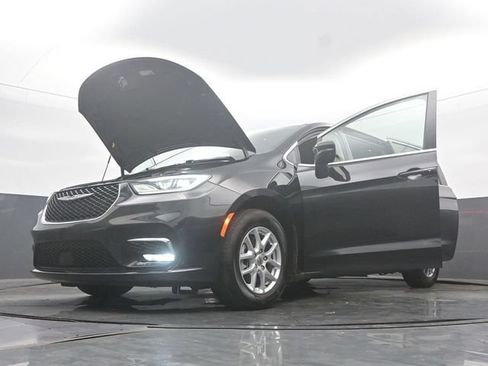 Used 2023 Chrysler Pacifica Touring-L FWD image 57