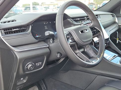 New 2025 Jeep Grand Cherokee Overland w/ Luxury Tech Group IV image 10