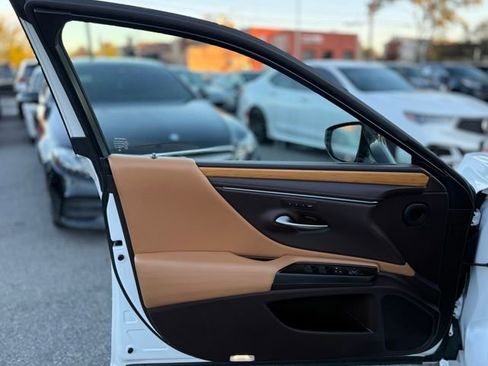 Used 2019 Lexus ES 300h w/ Luxury Package image 16