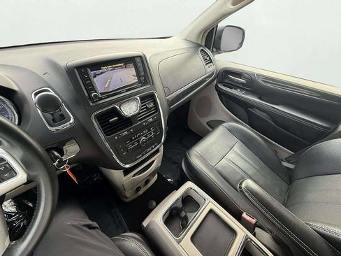 Used 2016 Chrysler Town & Country Touring image 20