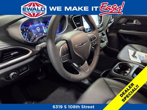 New 2026 Chrysler Pacifica Select image 3