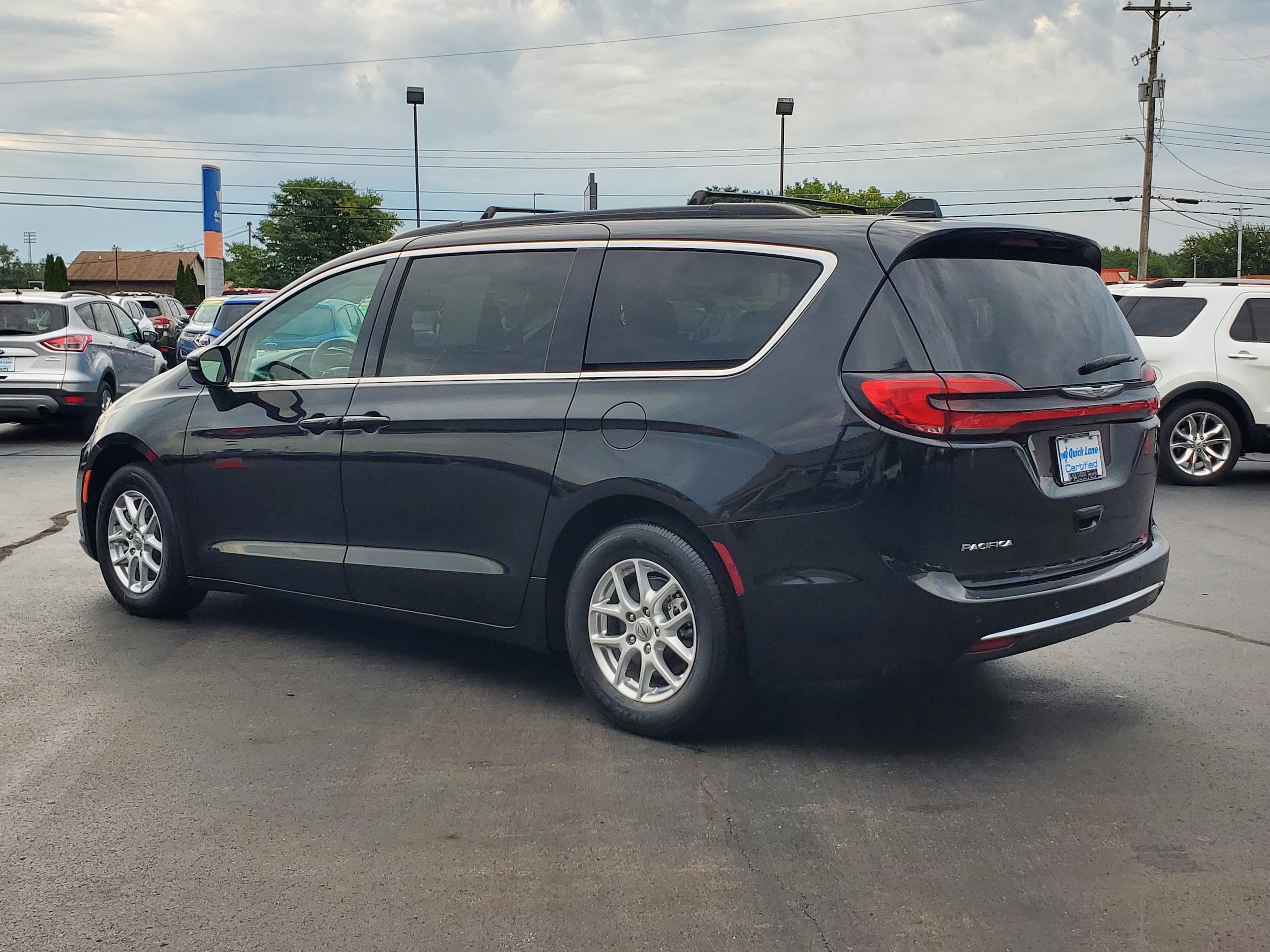 Used 2022 Chrysler Pacifica Touring-L FWD image 3