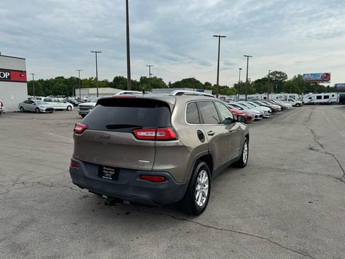 Used 2017 Jeep Cherokee Latitude w/ Cold Weather Group FWD image 3