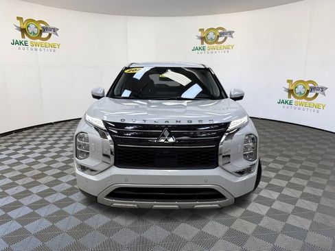 Used 2023 Mitsubishi Outlander SE image 3