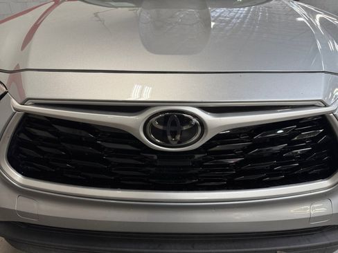 Used 2021 Toyota Highlander XLE FWD image 23