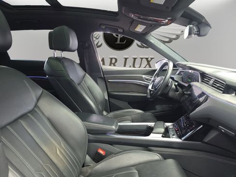 Used 2019 Audi e-tron Prestige w/ Prestige Package image 14