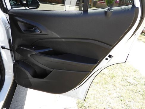 Used 2025 Chevrolet Trax LS w/ LS Convenience Package FWD image 33