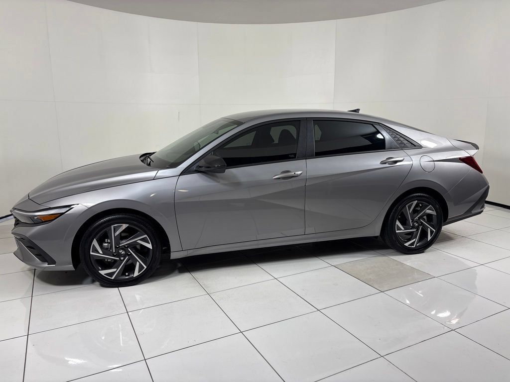 New 2025 Hyundai Elantra SEL FWD image 2