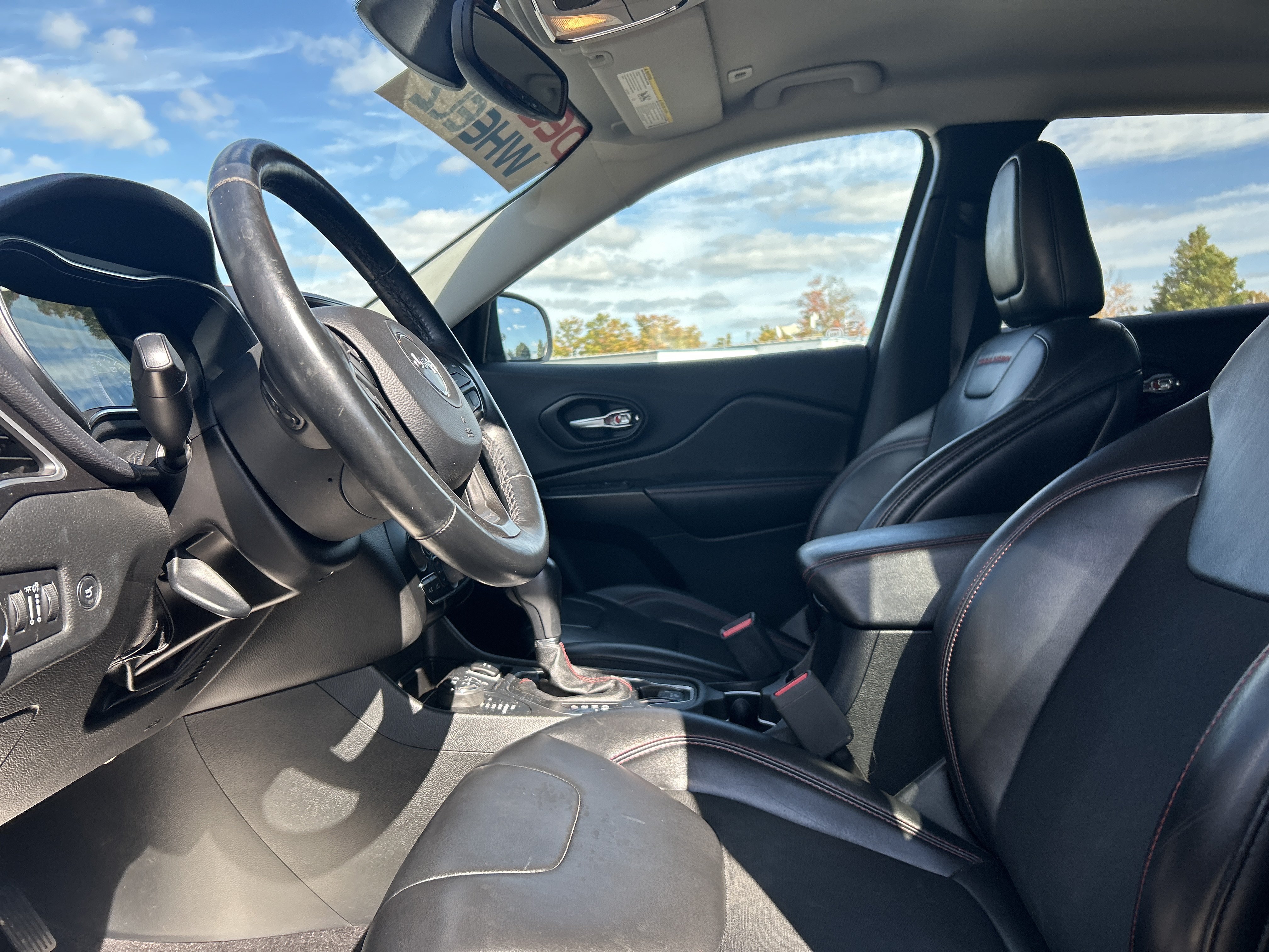 Used 2019 Jeep Cherokee Trailhawk AWD/4WD image 10