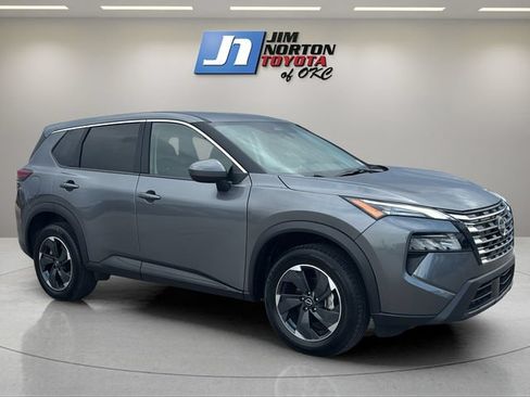 Used 2025 Nissan Rogue SV AWD/4WD image 3