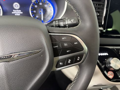 Used 2024 Chrysler Pacifica Touring-L image 31