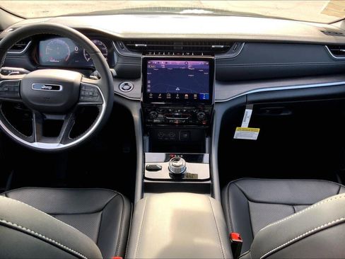 New 2025 Jeep Grand Cherokee Limited w/ Luxury Tech Group II image 15