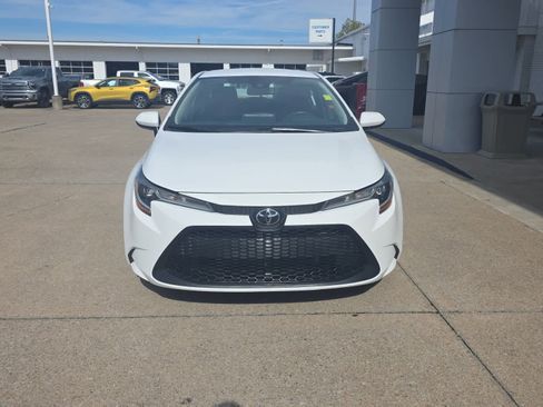 Used 2021 Toyota Corolla LE image 4