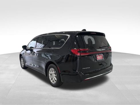 New 2025 Chrysler Pacifica Select image 4