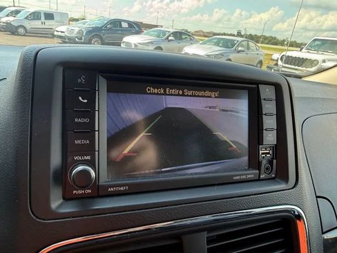 Used 2019 Dodge Grand Caravan SE FWD image 17
