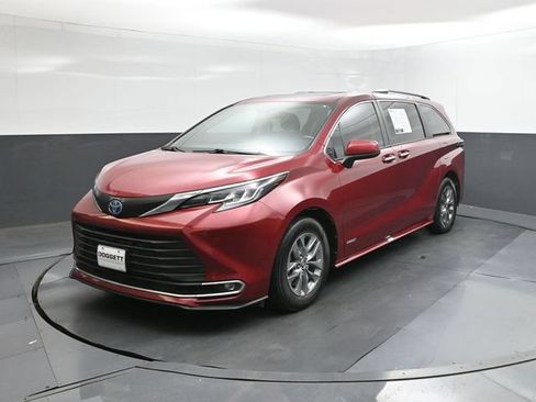 Used 2021 Toyota Sienna XLE FWD image 34