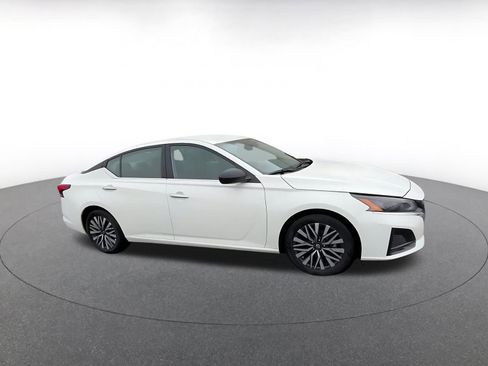 Used 2025 Nissan Altima 2.5 SV image 2