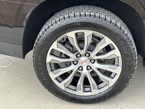 Used 2021 GMC Yukon Denali w/ Denali Premium Package image 11