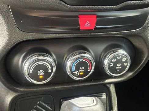 Used 2017 Jeep Renegade Latitude image 15