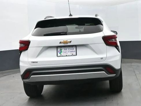 Used 2025 Chevrolet Trax LT w/ LT Convenience Package FWD image 8