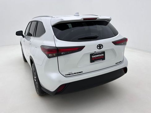 Used 2026 Toyota Highlander XLE image 8