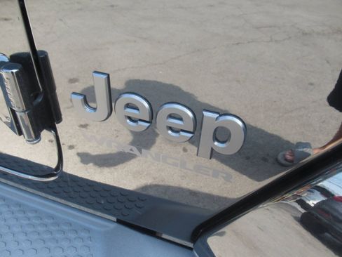 Used 2025 Jeep Wrangler Unlimited Sahara w/ Dual Top Group AWD/4WD image 6