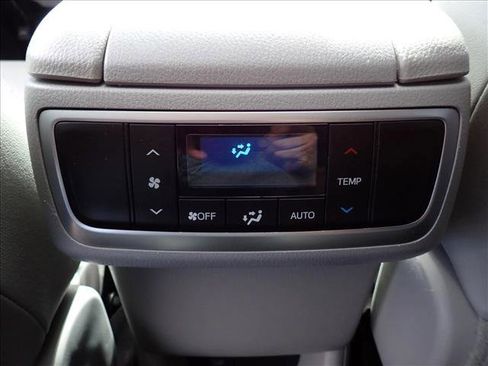 Used 2019 Toyota Highlander XLE AWD/4WD image 11