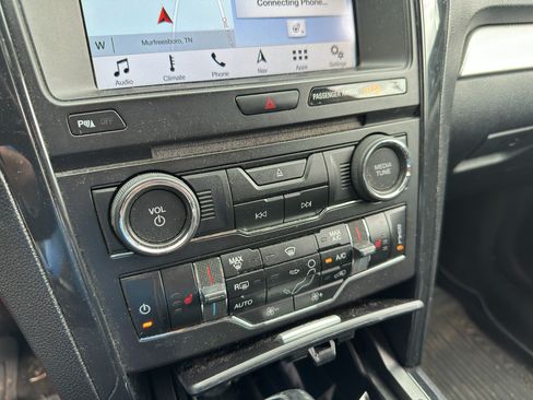 Used 2017 Ford Explorer XLT w/ Equipment Group 202A AWD/4WD image 33