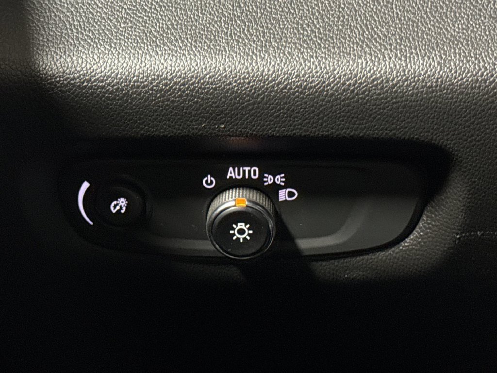 Used 2023 Chevrolet Traverse LT FWD image 18
