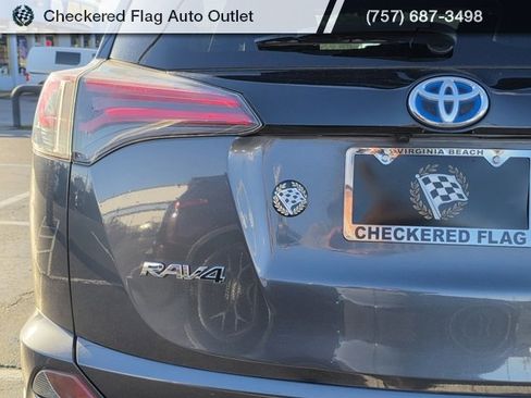 Used 2018 Toyota RAV4 SE image 17