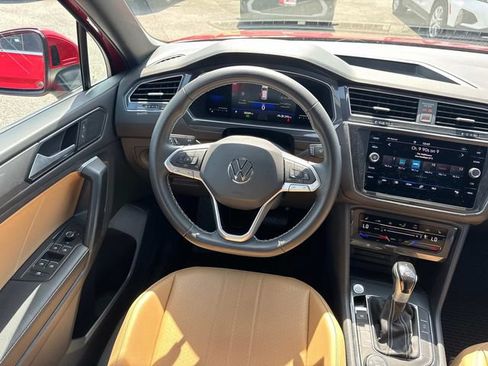 Used 2023 Volkswagen Tiguan SE AWD/4WD image 17