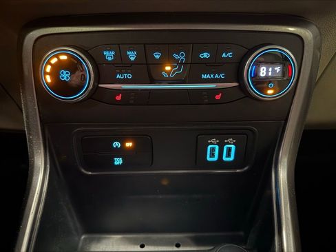 Used 2020 Ford EcoSport SE w/ SE Convenience Package image 24