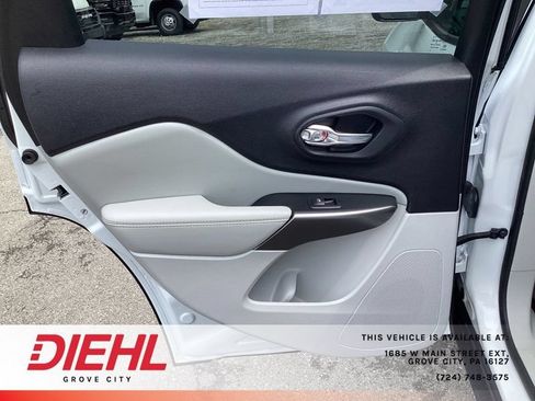 Used 2022 Jeep Cherokee Latitude Lux w/ Sun & Sound Group AWD/4WD image 19