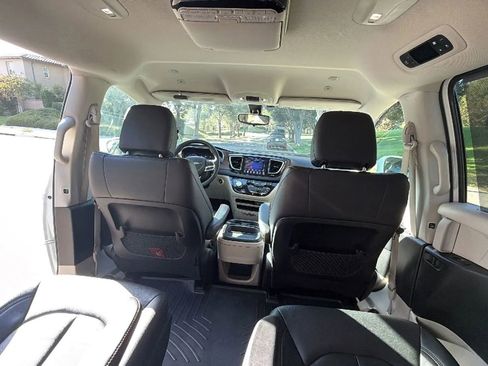 Used 2018 Chrysler Pacifica Touring-L FWD image 20