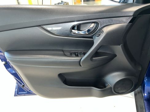 Used 2019 Nissan Rogue SV AWD/4WD image 16