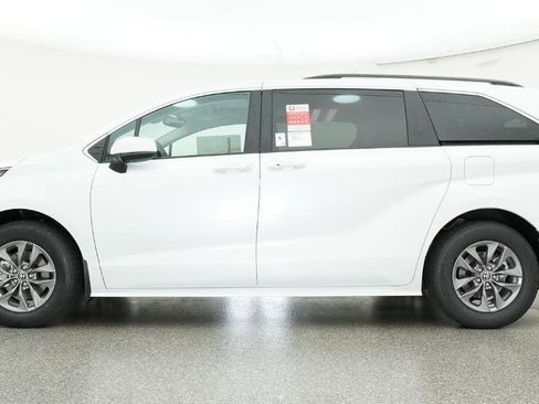 New 2026 Toyota Sienna XLE FWD image 11