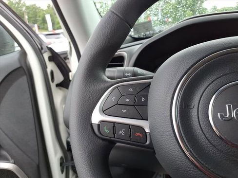 Used 2023 Jeep Renegade Latitude AWD/4WD image 19