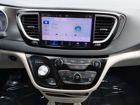 Used 2024 Chrysler Pacifica Touring-L FWD image 43