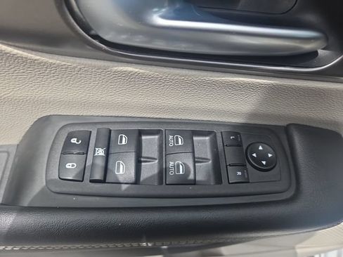 Used 2023 Chrysler Pacifica Touring-L FWD image 17