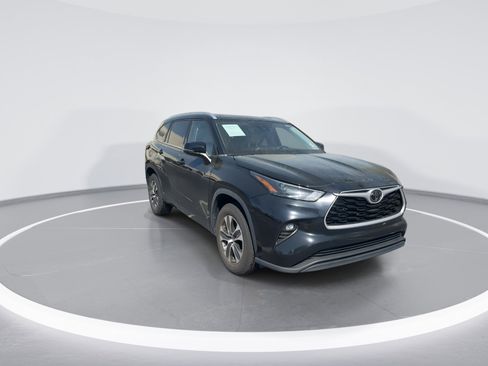Used 2022 Toyota Highlander XLE image 2
