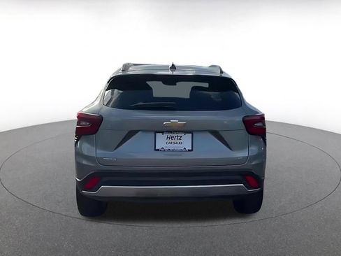 Used 2025 Chevrolet Trax LT FWD image 12