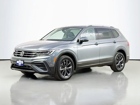 Used 2022 Volkswagen Tiguan SE w/ Panoramic Sunroof Package image 3
