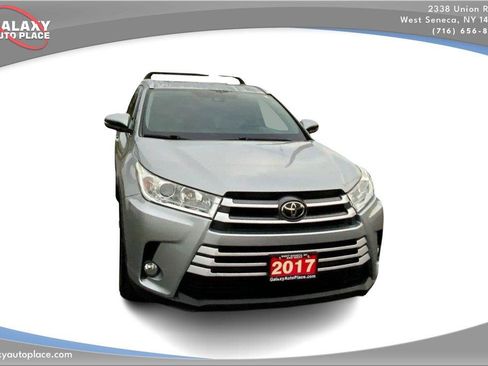 Used 2017 Toyota Highlander XLE AWD/4WD image 3