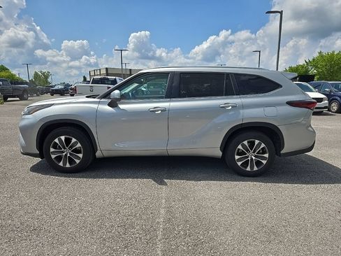 Used 2024 Toyota Highlander XLE FWD image 4