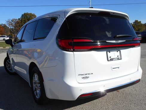 Certified 2024 Chrysler Pacifica Touring-L image 3