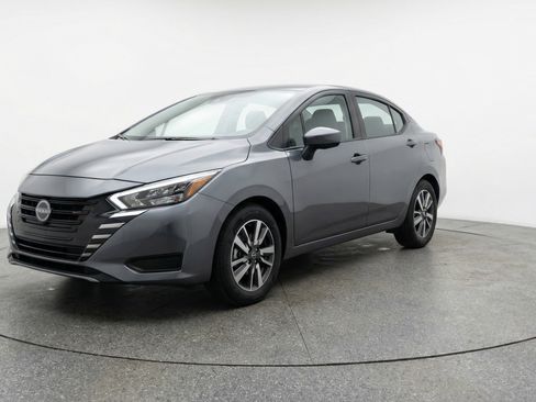 Used 2025 Nissan Versa SV image 3