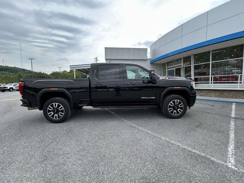 Used 2022 GMC Sierra 2500 AT4 w/ AT4 Premium Plus Package AWD/4WD image 2