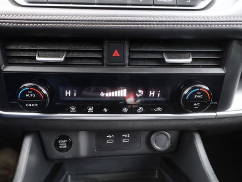 Used 2024 Nissan Rogue SV image 30